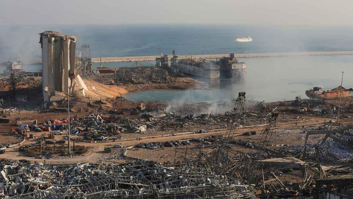 La explosión en el puerto de Beirut (Líbano) vista desde varios puntos. En la foto, la zona dañada por la deflagración. 