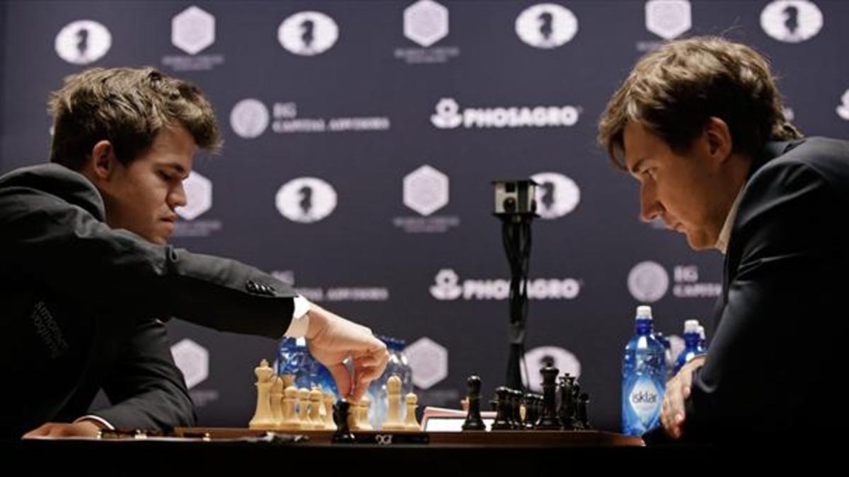 Carlsen, con blancas, mueve pieza ante Karjakin, el pasado lunes durante el Mundial de Nueva York.