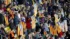 ’Estelades’ en la grada del Camp Nou en el partido del Barça con el Bate Borisov en la Champions.