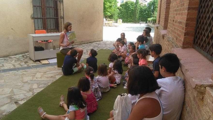 Los niños participantes en la sesión siguen con atención una de las historias elegidas para la actividad.