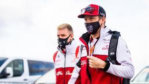 Kimi, entrando en el paddock de Nurburgring junto a Mick Schumacher