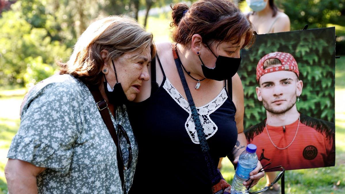 Los familiares del joven Isaac, durante su funeral.