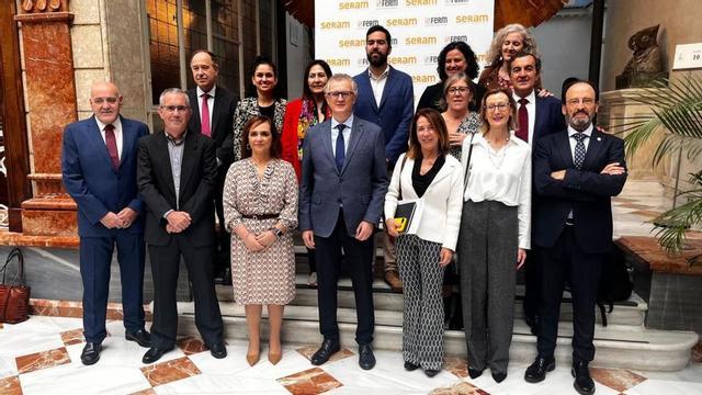 Pedreño, en la entrega del galardón, con responsables del Morales Meseguer y de la Sociedad de Radiología | CARM