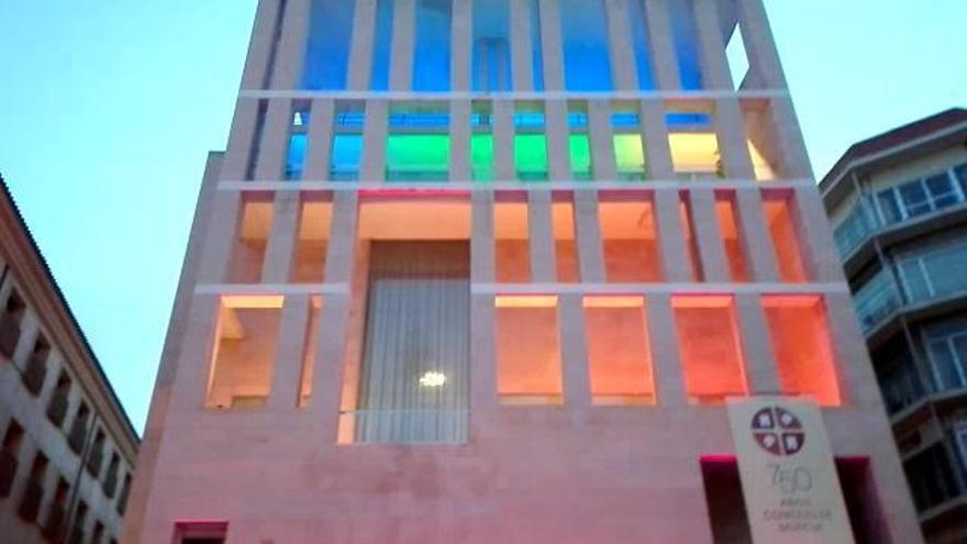 El edificio Moneo viste su fachada con los colores del arco iris