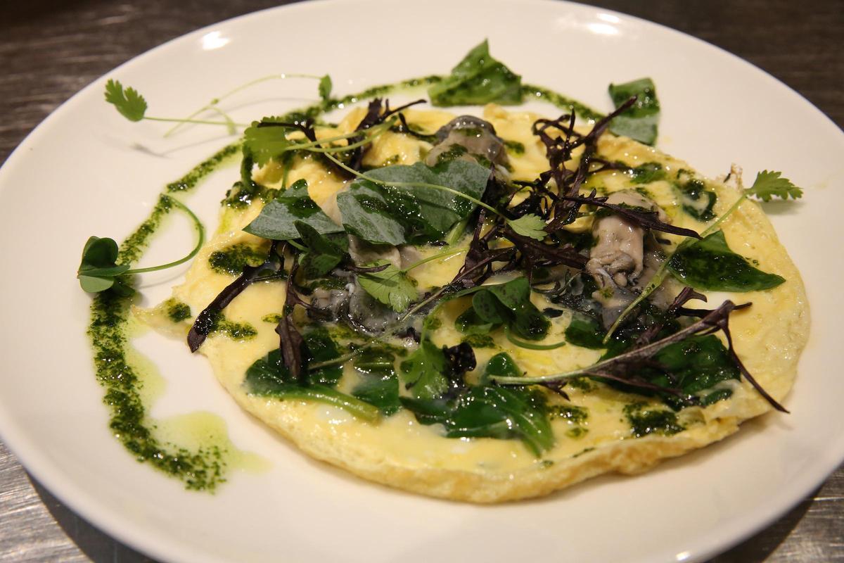 La tortilla abierta con ostras de Plata Bistró.