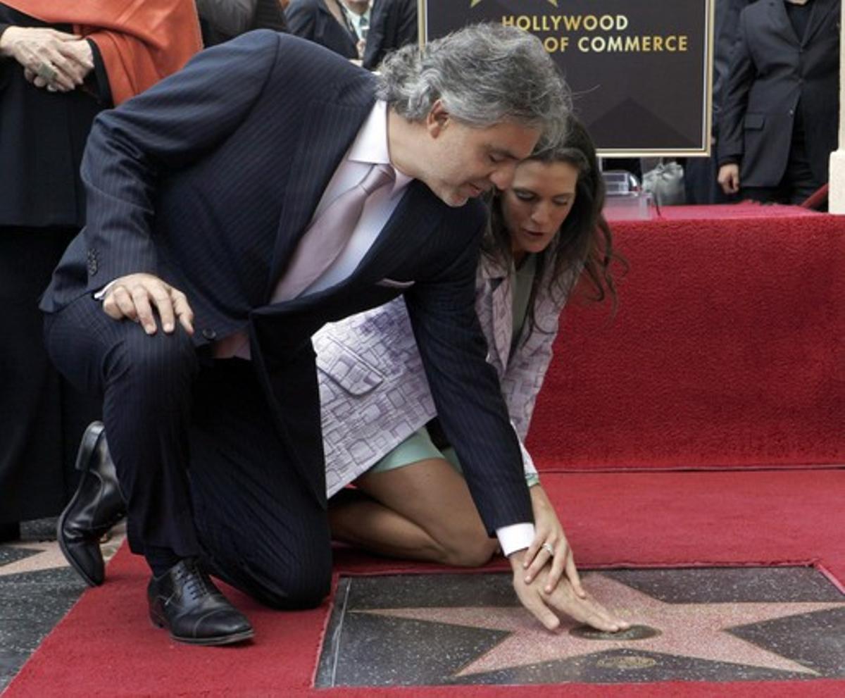 Andrea Bocelli toca la seva estrella al Hollywood Walk of Fame, ajudat per la seva parella, Veronica Berti, el 2 de març a Los Angeles.