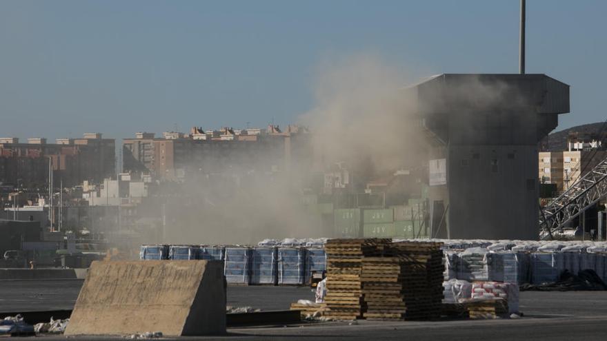 Emisiones de polvo en el Puerto de Alicante, ayer