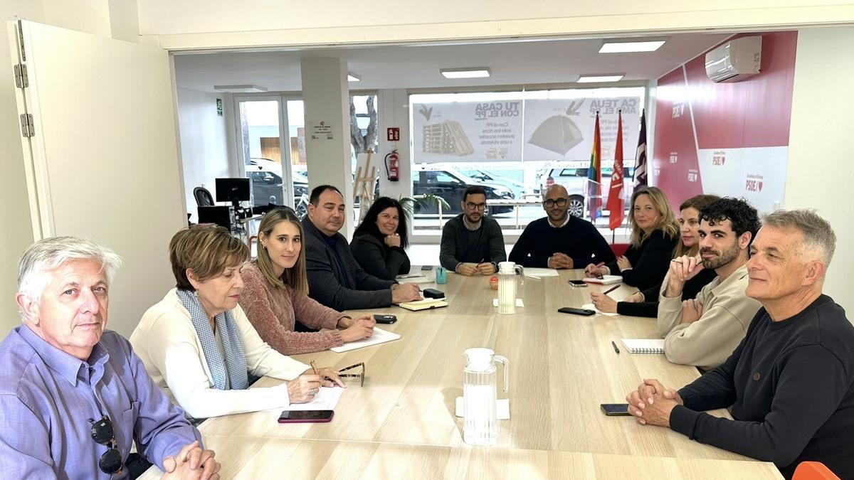 Jornada sobre la regularización de migrantes en la sede del Psoe de Ibiza