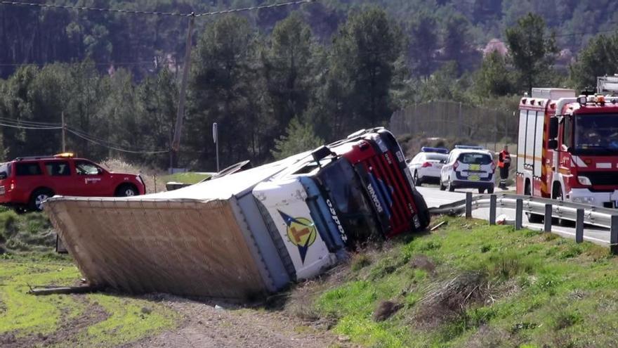 Espectacular accidente de tráfico en la carretera que conecta Alcoy y Banyeres