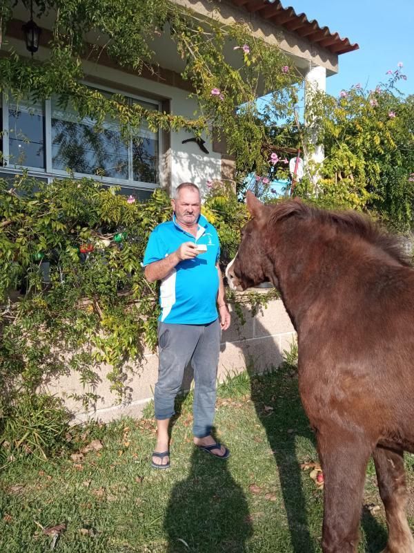 Pepe de Miro con “Careta”, ayer en su casa en la isla de Ons. | // FDV