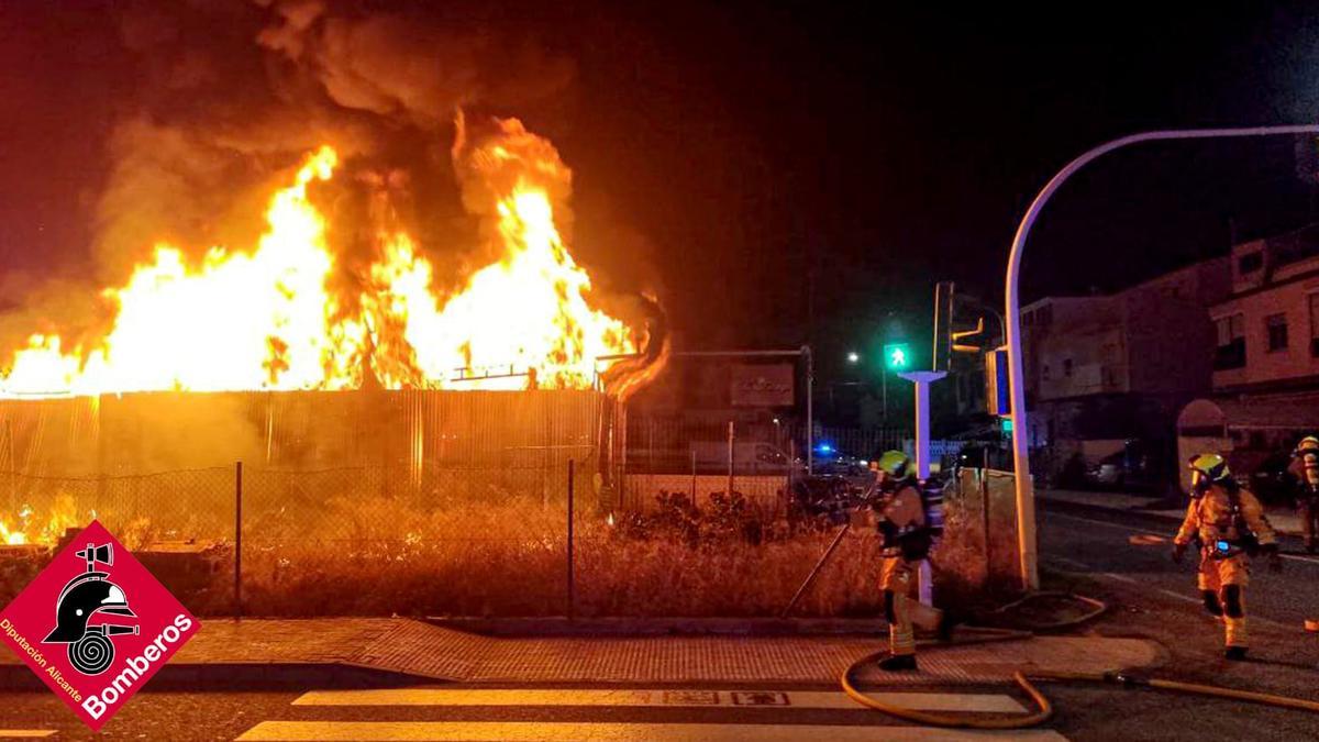 El incendio declarado en una nave de La Vila.