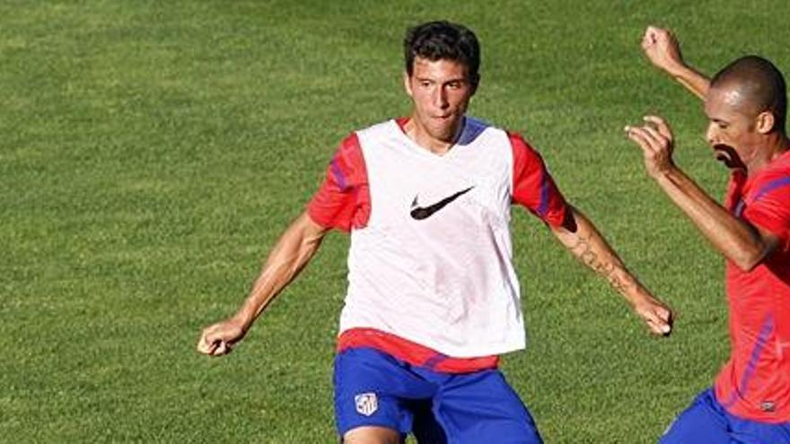 Borja Bastón (izq.), durante un entrenamiento con el Atlético de Madrid.