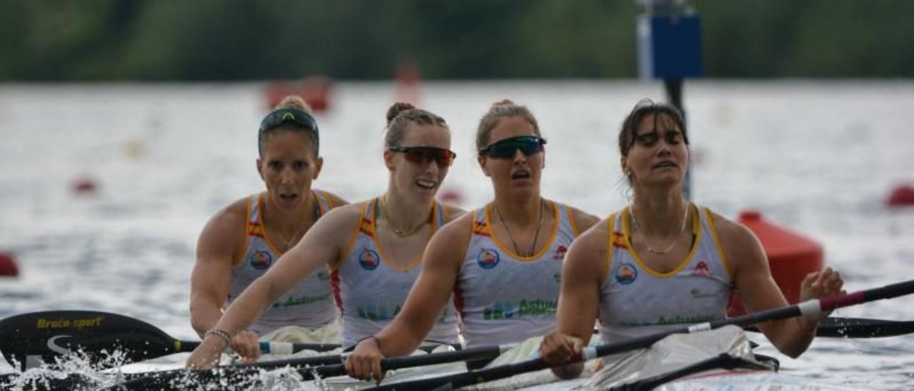 Portela (izquierda) y sus compañeras tras la final del Mundial.