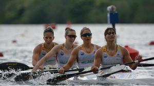 Portela (izquierda) y sus compañeras tras la final del Mundial.