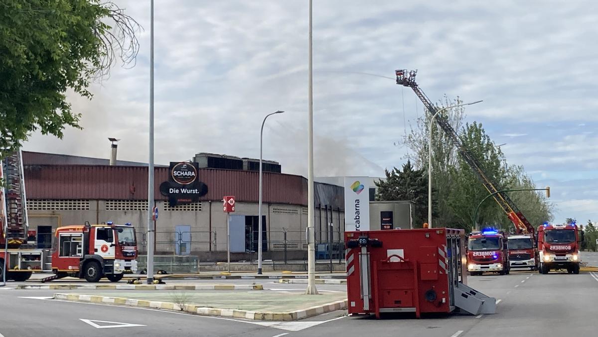 Incendio en la nave de la empresa cárnica Schara en Mercabarna.