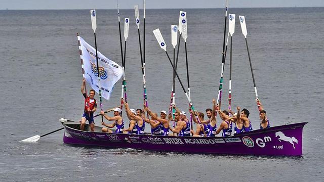 Santurtzi, con la bandera que le acredita como vencedor en A Coruña. | // CARLOS PARDELLAS