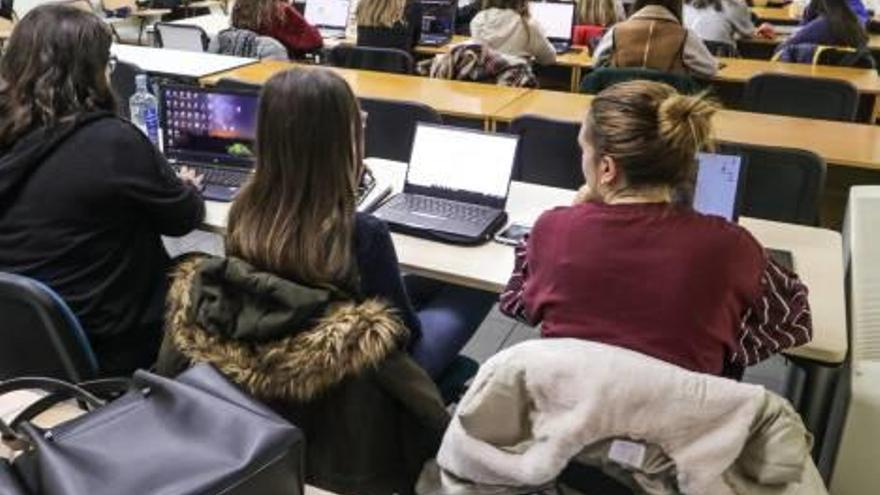 Alumnas del Campus de la UA asistiendo ayer a una de las clases de magisterio en la actual sede.