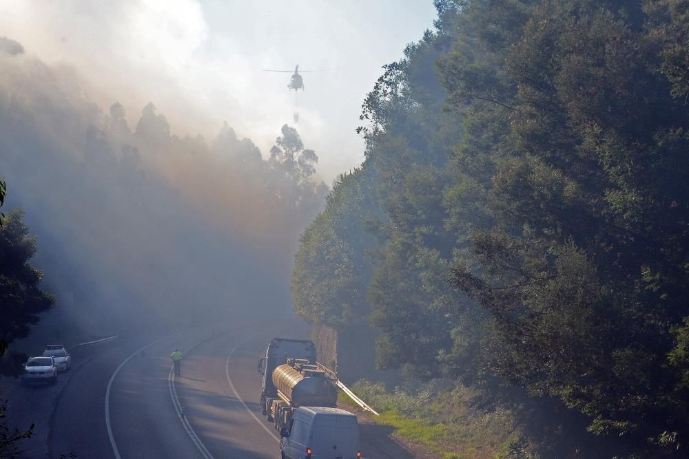 Un nuevo incendio en Cangas provoca cortes de tráfico en el Corredor do Morrazo