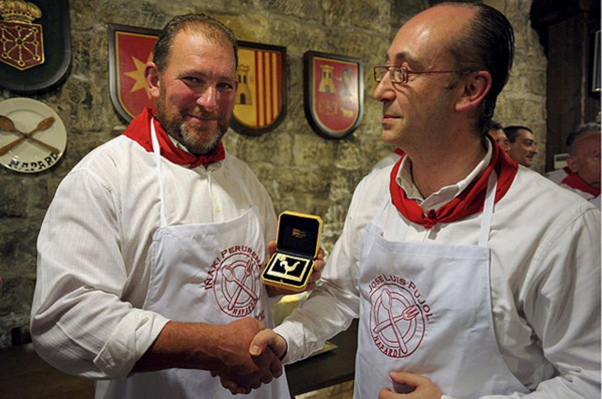 El president de la societat gastronòmica Napardi de Pamplona, José Luis Pujol (dreta), fa entrega del premi Gallico de Oro al ’harrijasotzaile’ (aixecador de pedres) Iñaki Perurena.