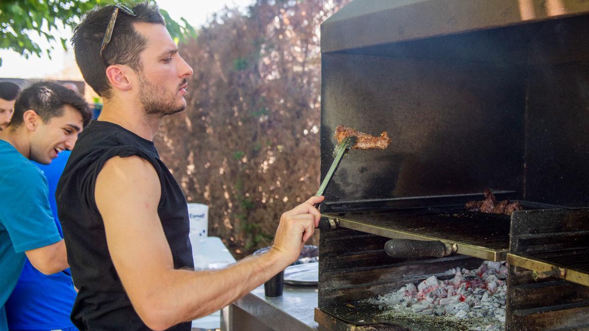 Dyego, concentrado hasta en la barbacoa