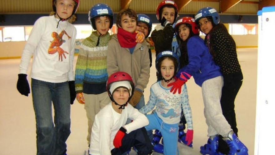 Patinaje. Niños del colegio La Leala sobre hielo.