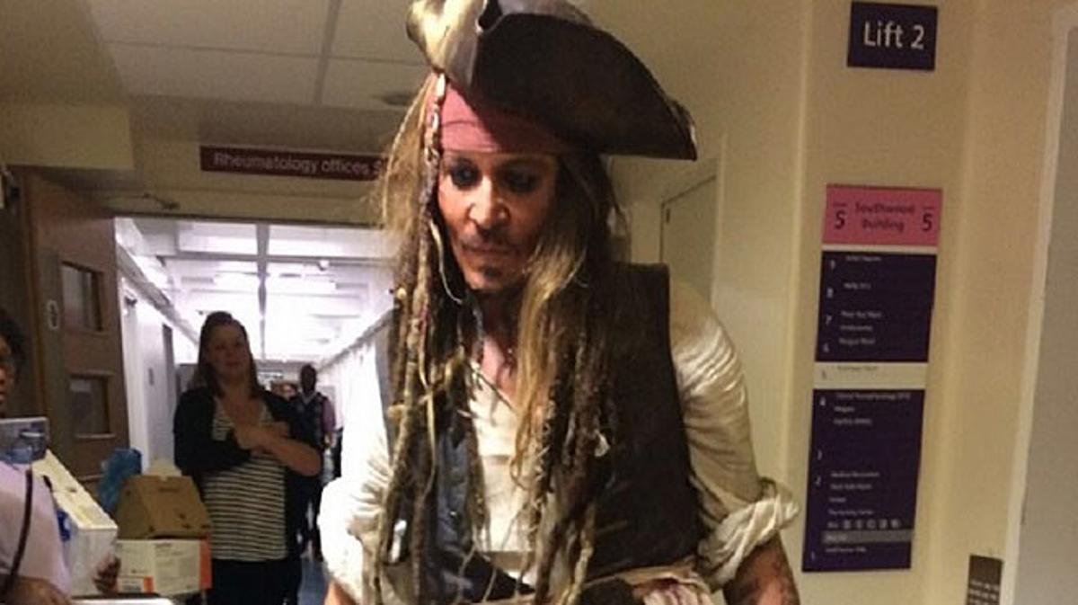 Johnny Depp sorprèn els nens d’un hospital infantil visitant-los vestit com Jack Sparrow.