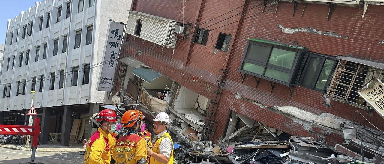 Un edificio derruido en Taiwán tras el terremoto que también afectó a TSMC