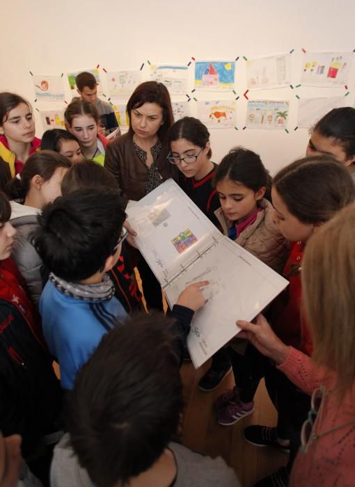 Presentación de la exposición de dibujos del proyecto "Creando talento innovador", con la concejala Montserrat López en el Antiguo Instituto