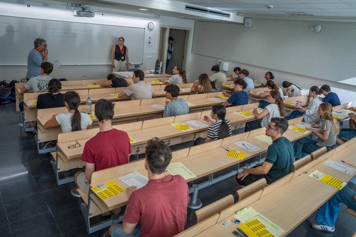 Alumnado haciendo la selectividad en Barcelona el curso pasado.