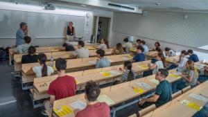 Alumnado haciendo la selectividad en Barcelona el curso pasado.