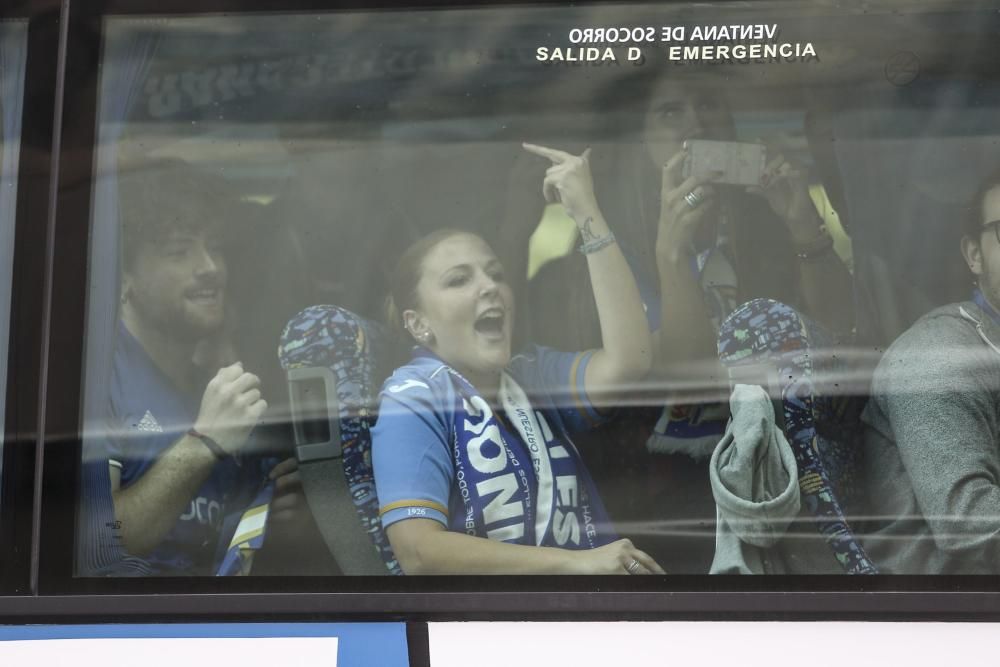 Llegada de los aficionados del Oviedo a El Molinón para presenciar el derbi