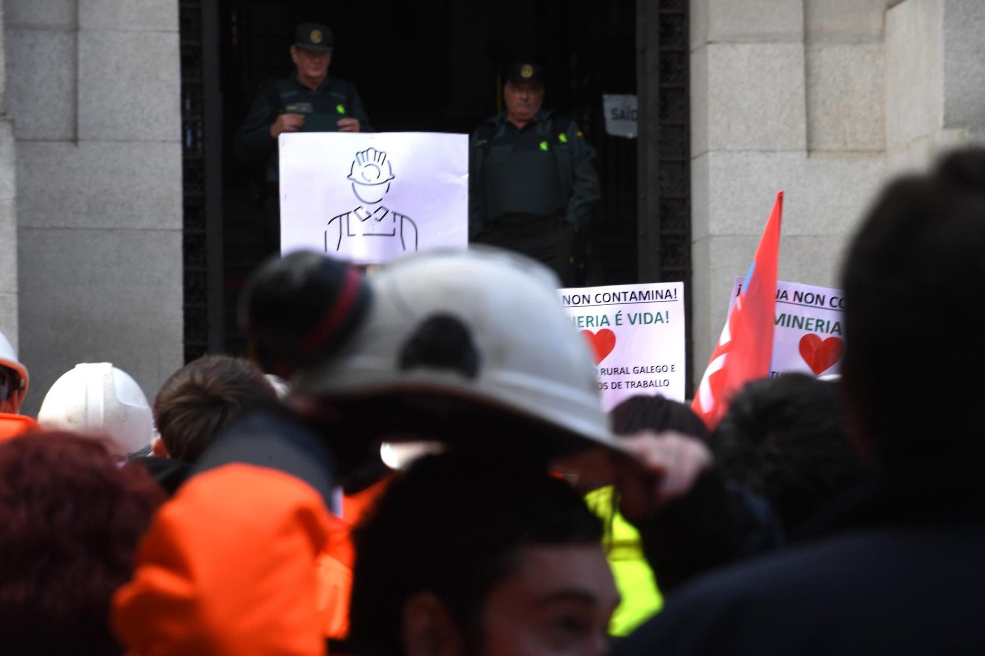 Protesta ante el Tribunal Superior de Xustiza por el cierre de la mina de Penouta, en Viana do Bolo