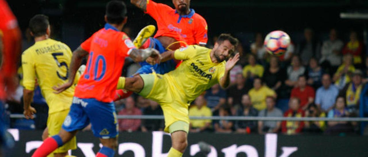 Sergio Araujo, que ayer fue titular, controla el balón ante Sansone.