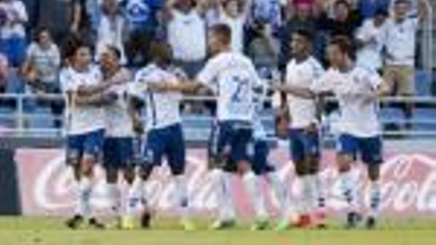 Els jugadors del Tenerife celebren el gol de Shibasaki.