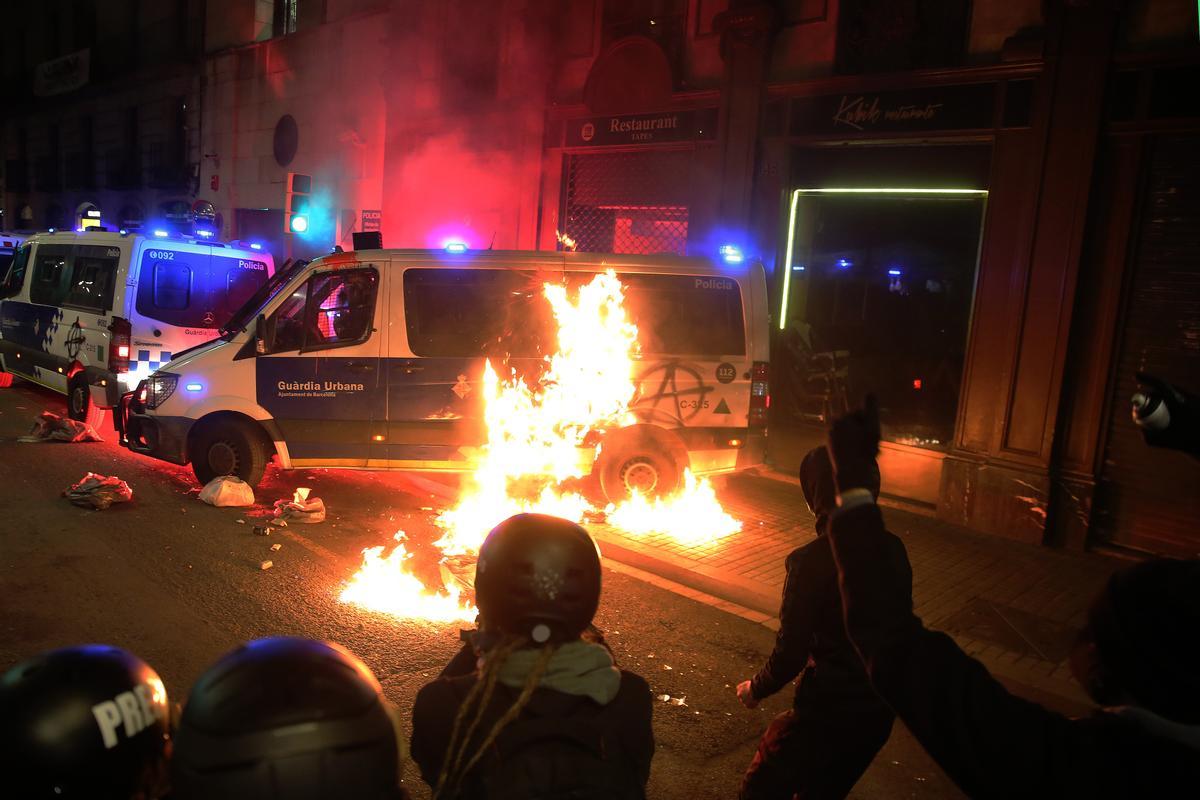 Indignació policial per l’incendi d’una furgoneta de la Urbana amb un agent dins