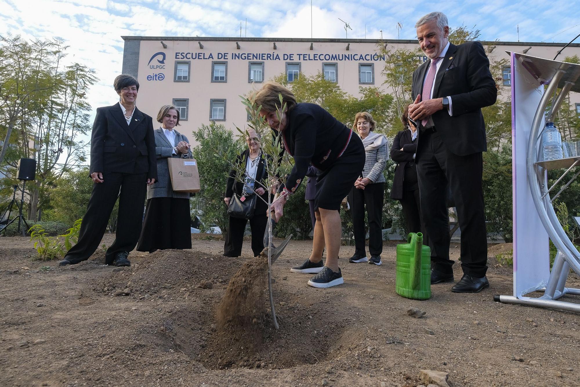 Plantación de 11 árboles por las 11 Doctoras 'Honoris Causa' de la ULPGC