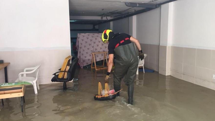 Desalojados cinco bungalós de San Isidro al inundarse los sótanos