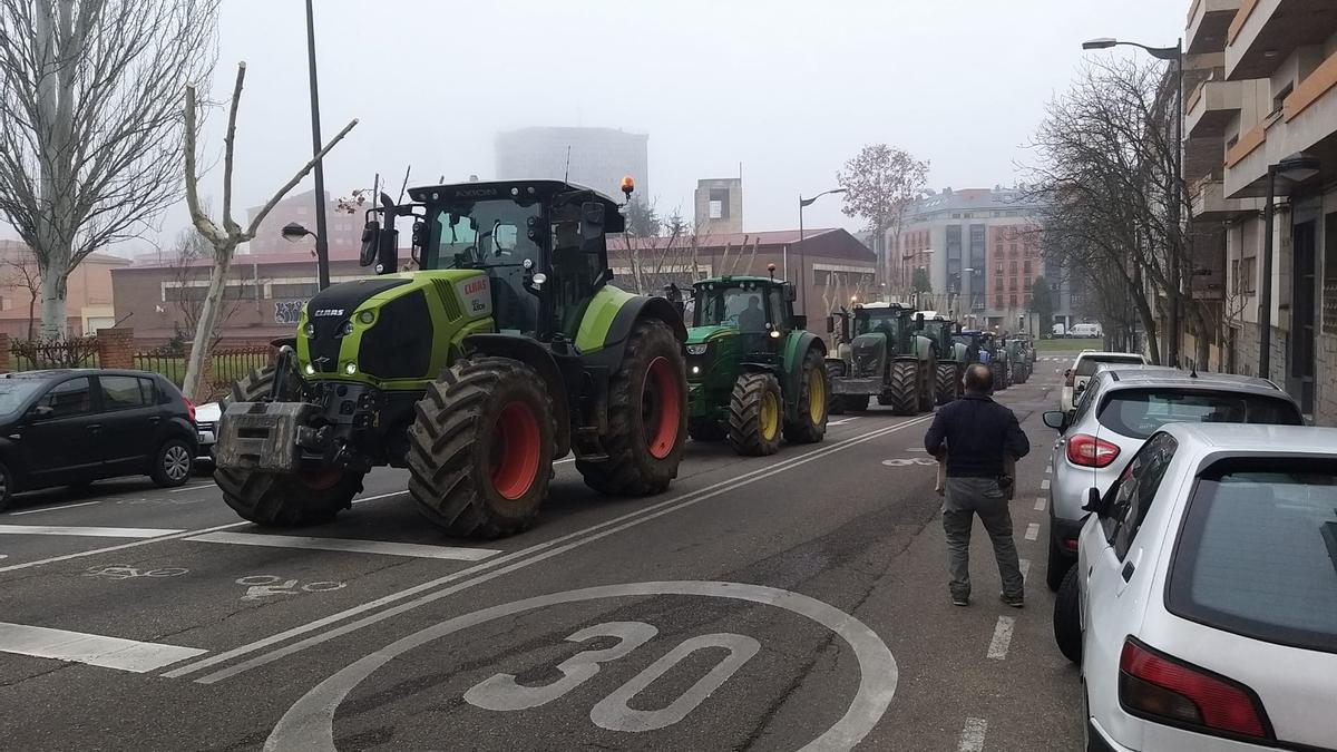 Tractores suben hacia el centro de Zamora.