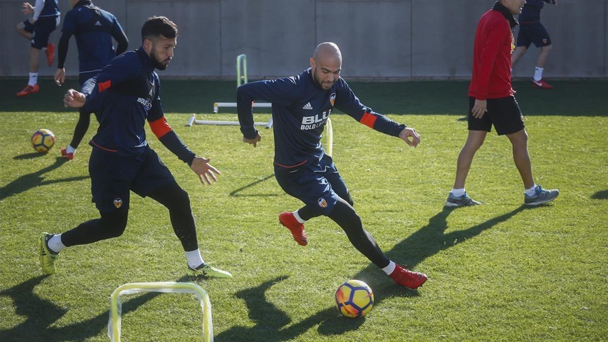 Garay persigue a Zaza en un entrenamiento del Valencia.