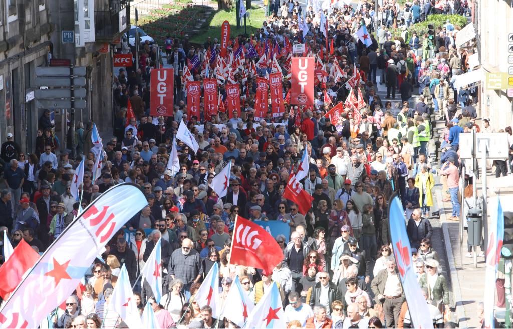Miles de gallegos reivindican mejoras en la sanidade pública en Santiago