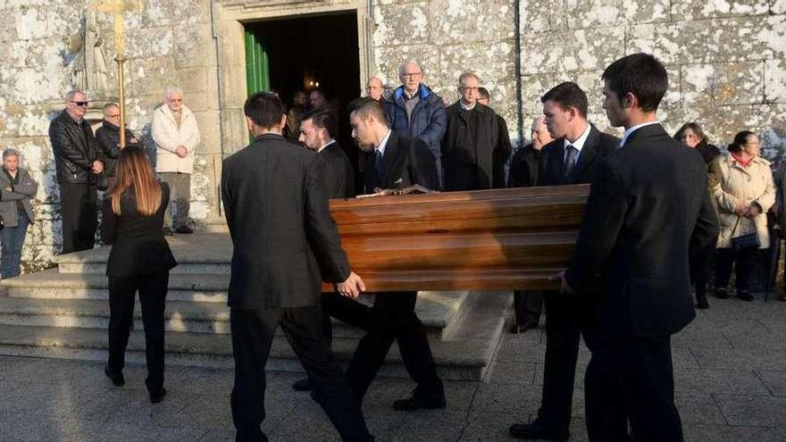 Traslado al interior de la iglesia de Xil, en Meaño, del féretro con los restos del sacerdote. // Noé Parga