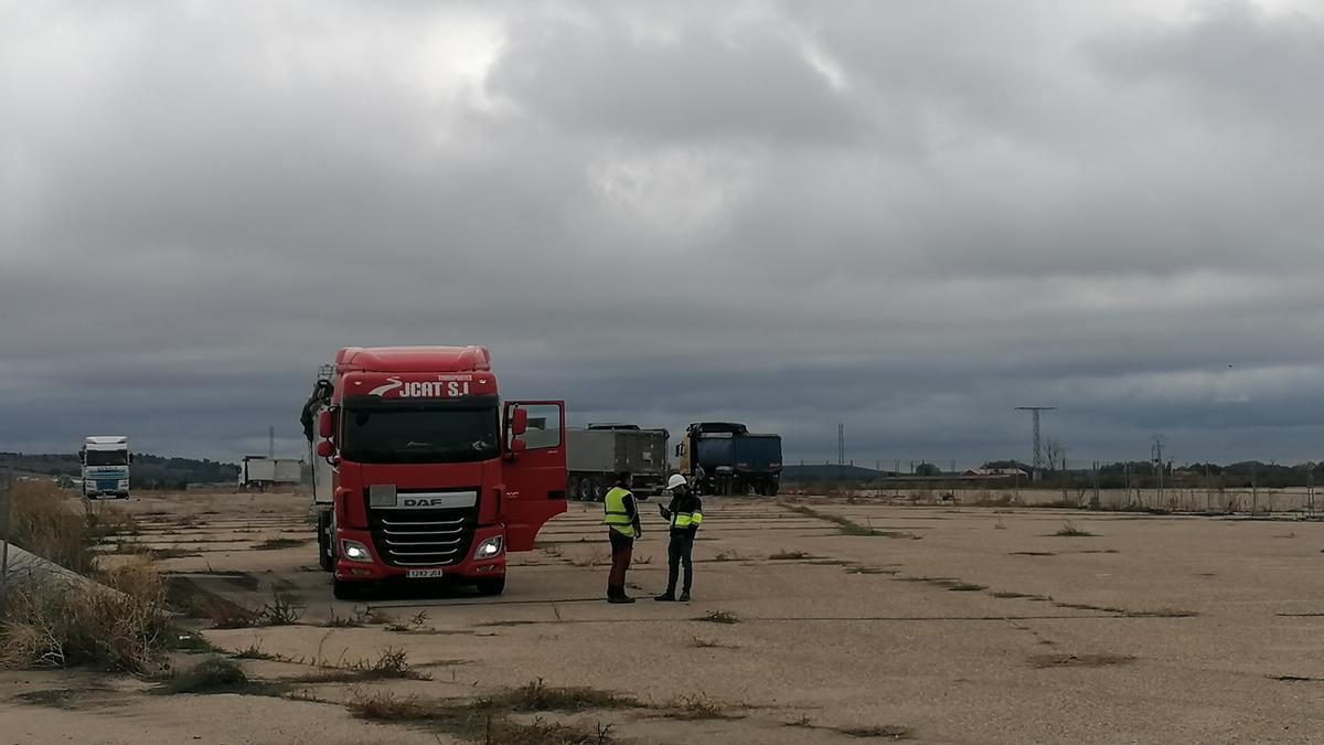 Transportistas esperan su turno para entregar su carga de remolacha en el primer día de campaña