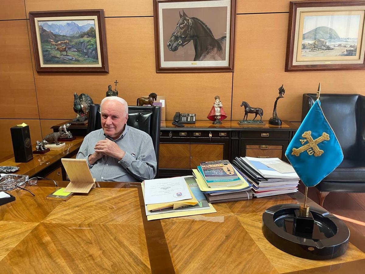 Manuel Arias en su despacho de la sede sociocultural del Centro Asturiano de México en el barrio de Polanco de Ciudad de México.
