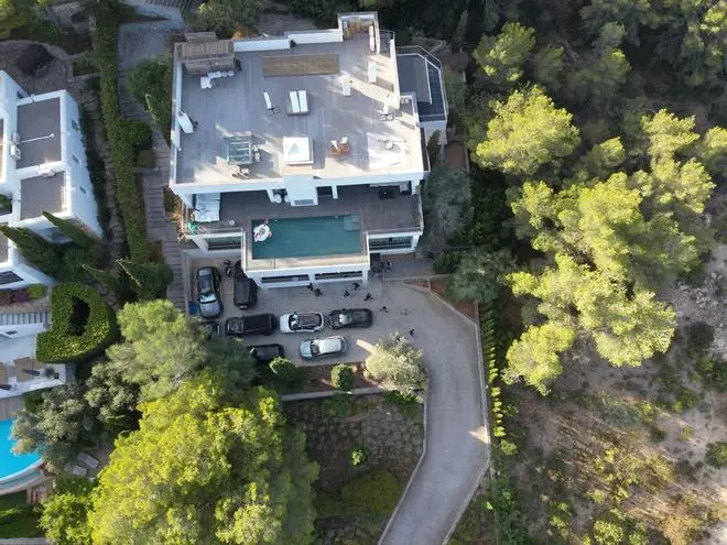 Fiesta ilegal en el sótano de una villa de Ibiza: entradas a 130 euros, seguridad privada y dos consumiciones