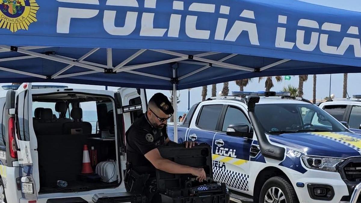Policía Local en la explanada de Playa Flamenca