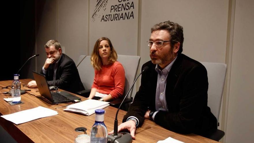 Arriba, de izquierda a derecha, Pablo García-Vigón, Elena Figaredo y Javier Jové. A la izquierda, en primera fila, Mercedes Fernández, David González Medina y el empresario Pablo Justel.