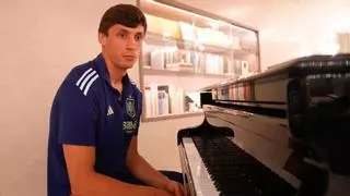 Le Normand, tan pronto evita un gol... como que toca el piano