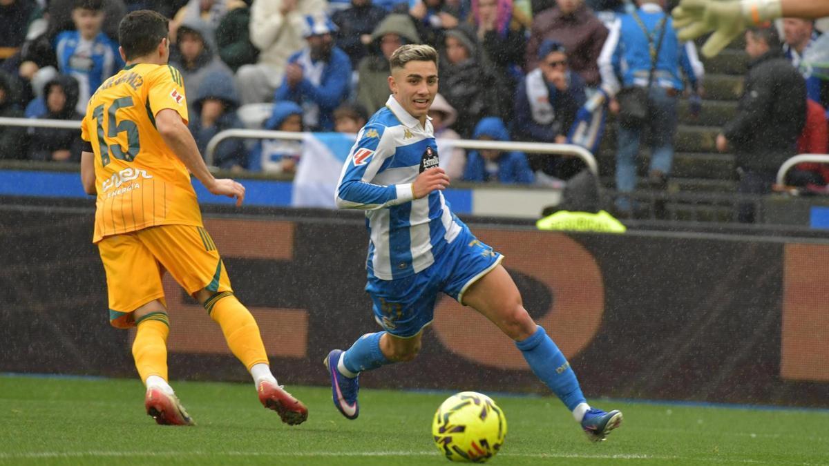 Yeremay controla la pelota ante Fran Gámez