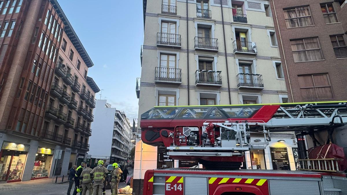Bomberos de Zaragoza en el inmueble afectado de la calle Azoque de Zaragoza