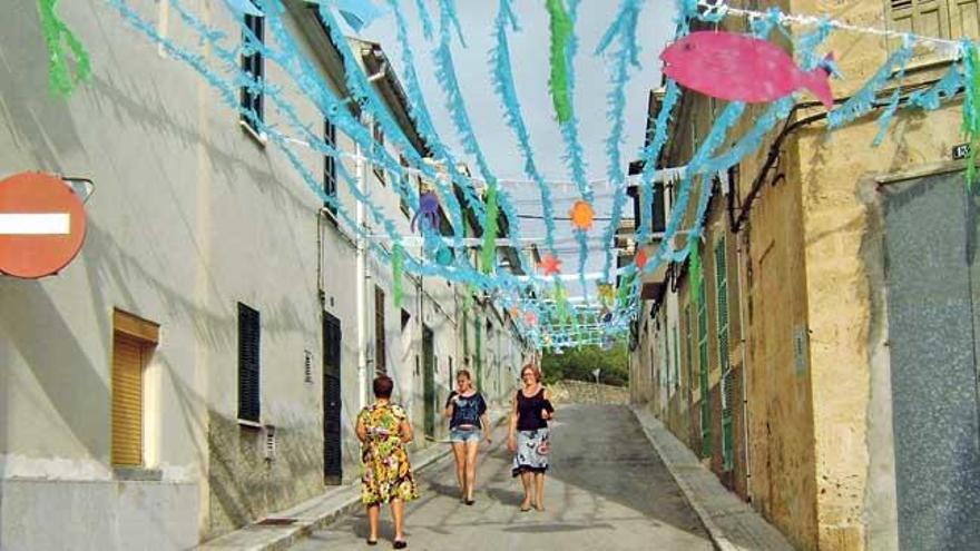 Varias vecinas de la calle del Carme, contemplan satisfechas el resultado del trabajo.